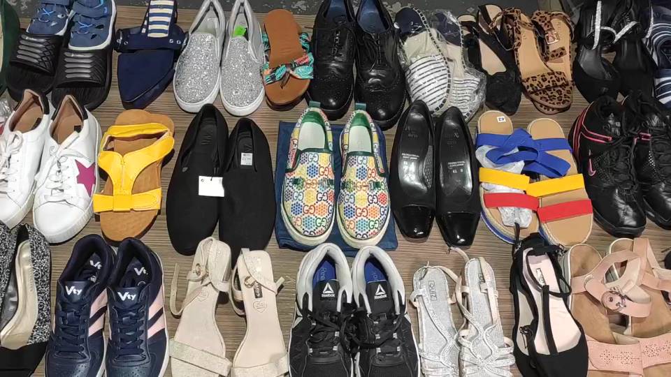 Лот 2862 Обувь мж Англия Крем 1310₽_ кг 17,8 кг 40 ед