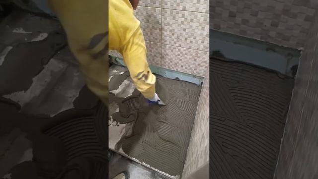 Демонтаж старой душевой кабины. Монтаж поддона под плитку.