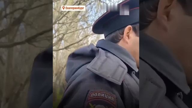 ❗️«Видите? У неё на спине украинский флаг!» В Екатеринбурге полиция задержала 53-летнюю женщину и...