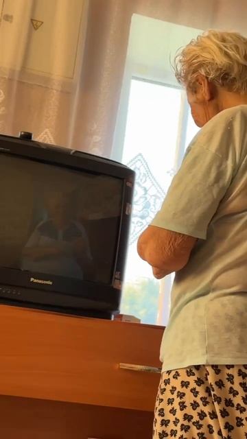 Наша бабушка ищет расчёску.