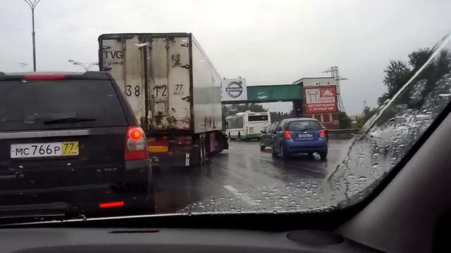 Камаз развернулся на МКАДе