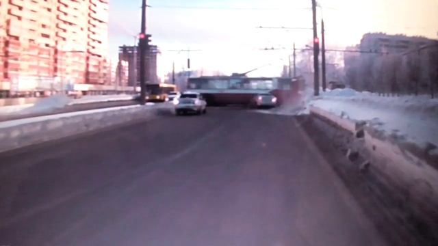 Водитель протаранившего троллейбус автомобиля в Ижев