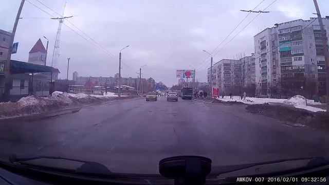 Водитель троллейбуса нарушает ПДД 01.02.2016
