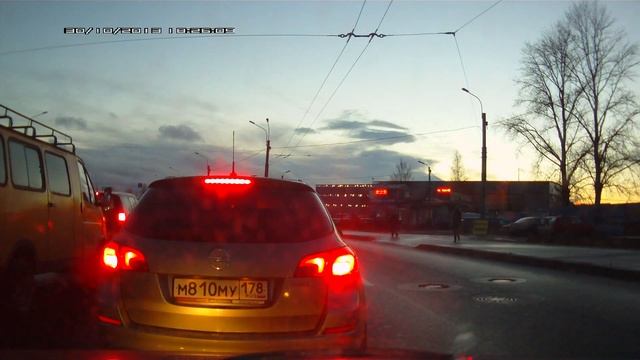 Поворот налево в нарушении дорожного знака