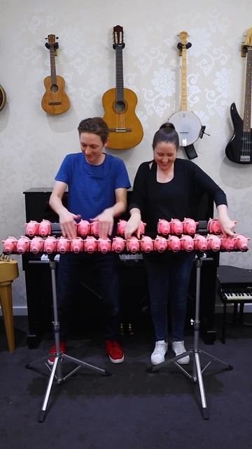 Cantina Band играет на пианино Pig🐷