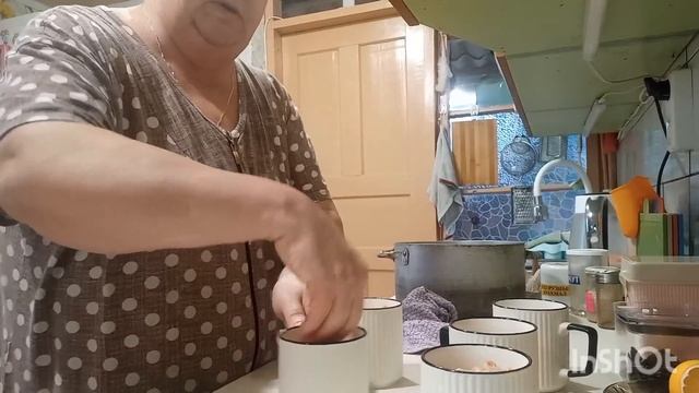 10. ПРИВЕТ ИЗ КРЫМА. Готовлю курицу и колбасу в кружке.