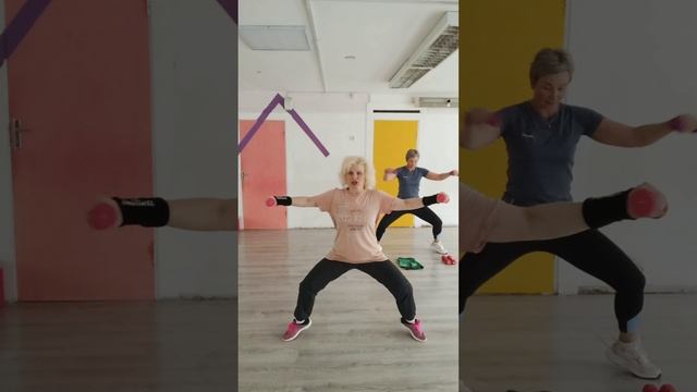 упражнения с гантелями и полотенцами, внутренняя поверхность бедра