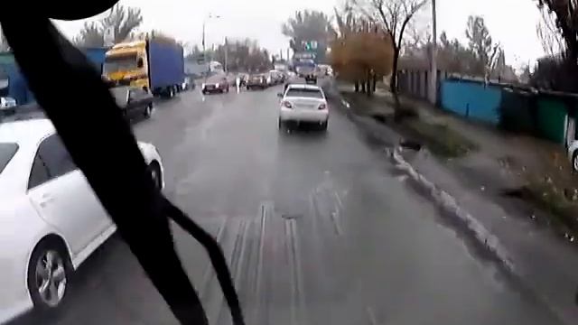 Алматы. Нежданчик Открытый люк на перекрестке 20141024 1222