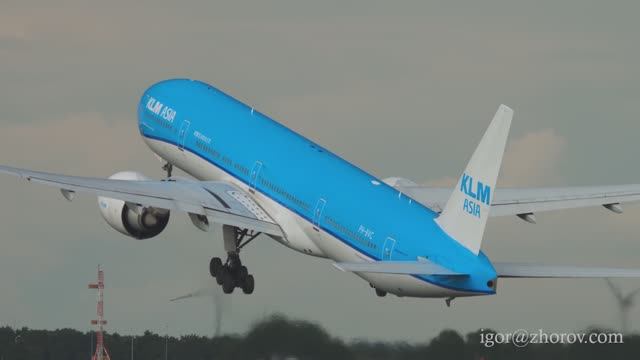 Боинг 777 авиакомпании KLM взлетает из аэропорта Схипхол, Амстердам.