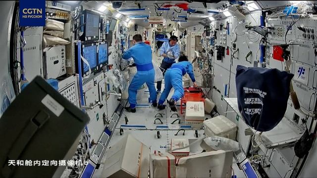 Экипаж "Шэньчжоу-19" привыкает к жизни и работе в космос