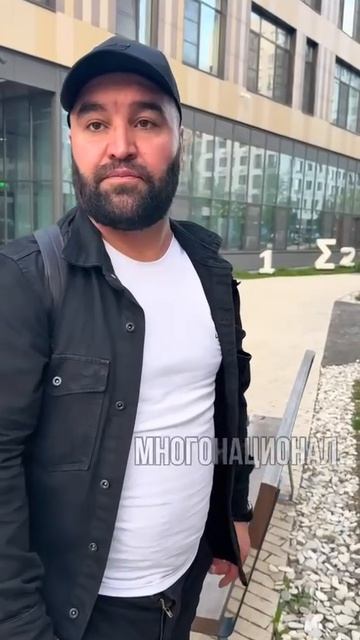Иностранный специалист справил нужду напротив входа в школу в столичном районе Москворечье-Сабурово.