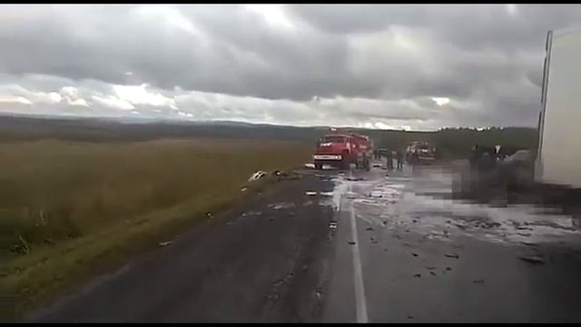 На трассе М 5 столкнулись два грузовика и легковушка т