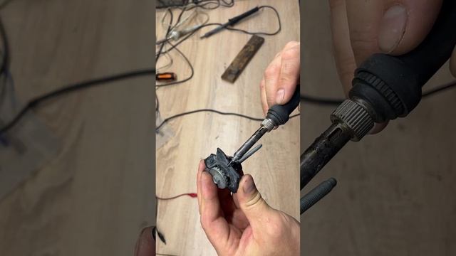 Снятие регулировочного винта из корпуса фары