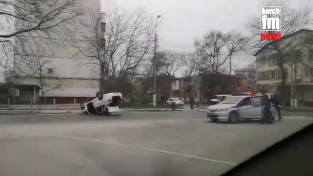 Учебный автомобиль перевернулся в Керчи