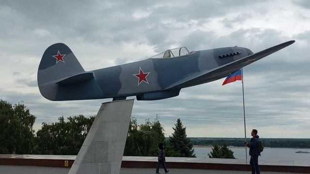 Волгоград.
Почти метро; исторические памятные места.
