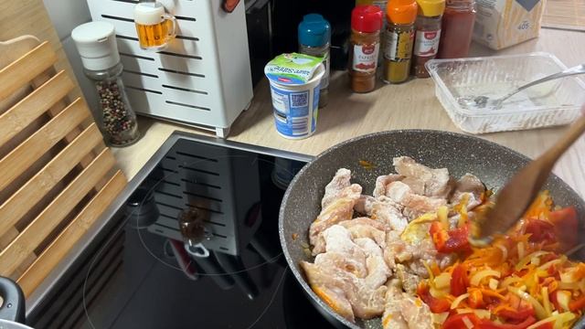 КУРИНАЯ ГРУДКА в СОУСЕ В СКОВОРОДЕ С ОВОЩАМИ.