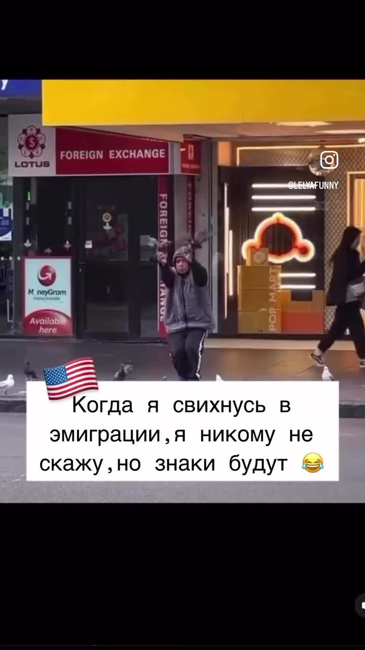 Мужчина приседает/держит голубей на вытянутых руках 🕊️