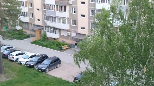 Вечерняя беседа во дворе.