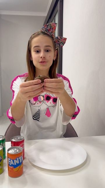 Алинка пробует дубайский шоколад