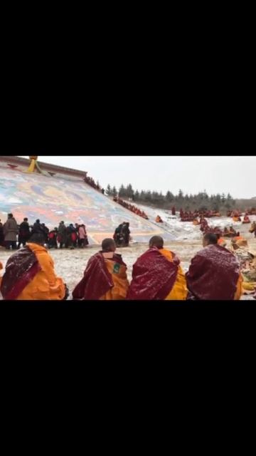Показ гиганской танки во время молитвенного фестиваля