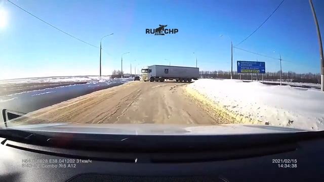 Под Тулой фура «вдавила» легковушку в сугроб на обочи?