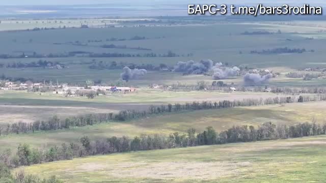 Наша авиация качественно вспахивает позиции всу на Ореховском направлении. Эту красоту сняли наши...