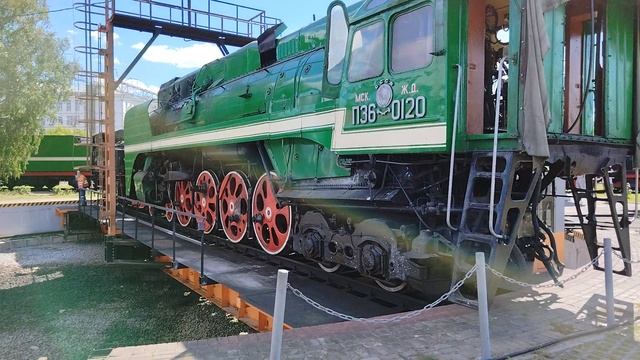 Редкий кадр Паровоз П-36 разворачивают на месте.