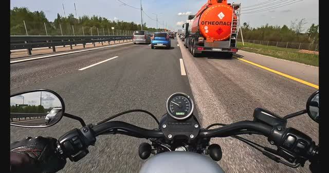 Harley-Davidson Sportster XL1200N пробираюсь по пробкам за город