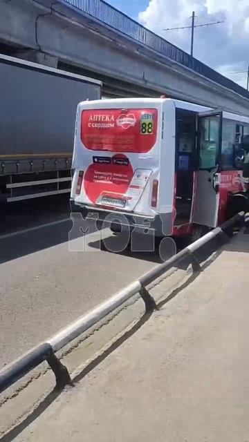 ОБЩЕСТВЕННОЕ ДТП: на Северном мосту автобус протаранил сломавшуюся маршрутку.