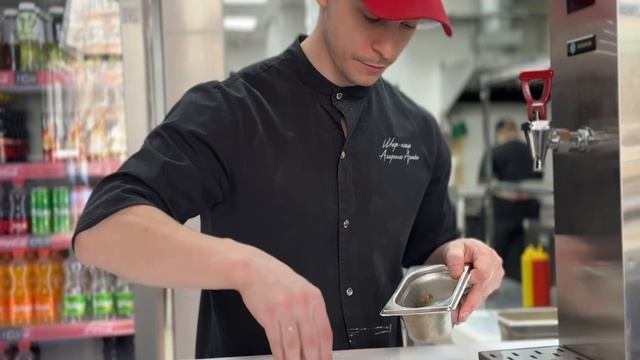 Шеф-ресторана показывает, как сделать настоящую итальянскую пиццу