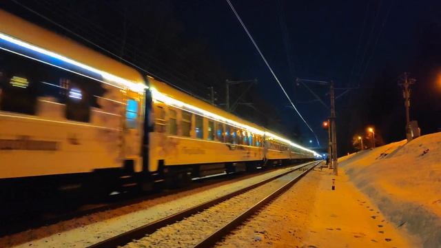 Электровоз ЭП20-003 с поездом Деда Мороза проезжает плат