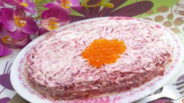 Свекольный салат с икрой