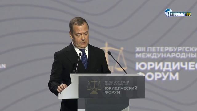 "Ближе, чем когда-либо": Медведев предупредил о беспрецедентной близости глобальной катастрофы