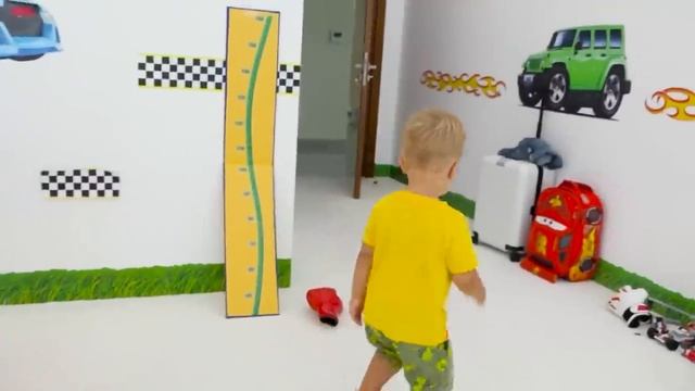 Маленький Крис играет с игрушками - Сборник видео для детей