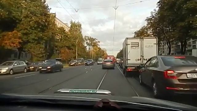 Разворот с трамвайных путей.
