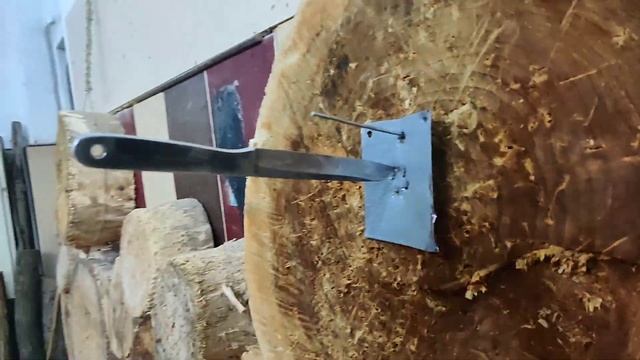 Безоборотное метание ножа по железной мишени.