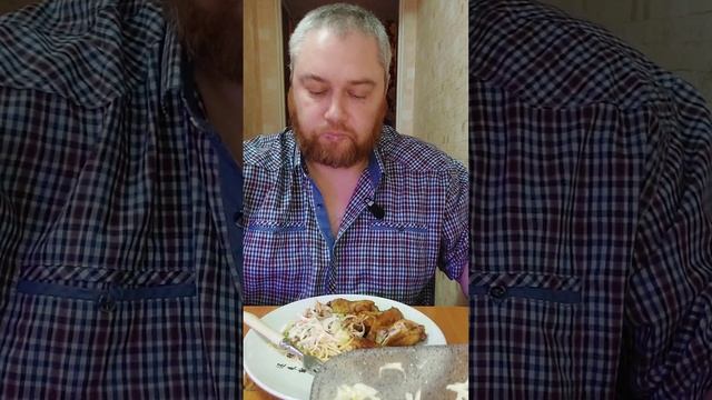 Кушаю макароны с майонезом и крылышки куриные тушёные