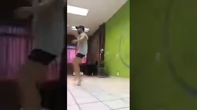 Мужчина танцует на каблуках