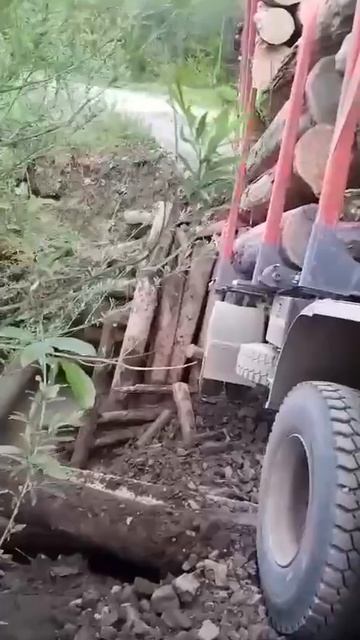 «Серёга в рубашке родился»: мостовой переход рухнул в Приморье