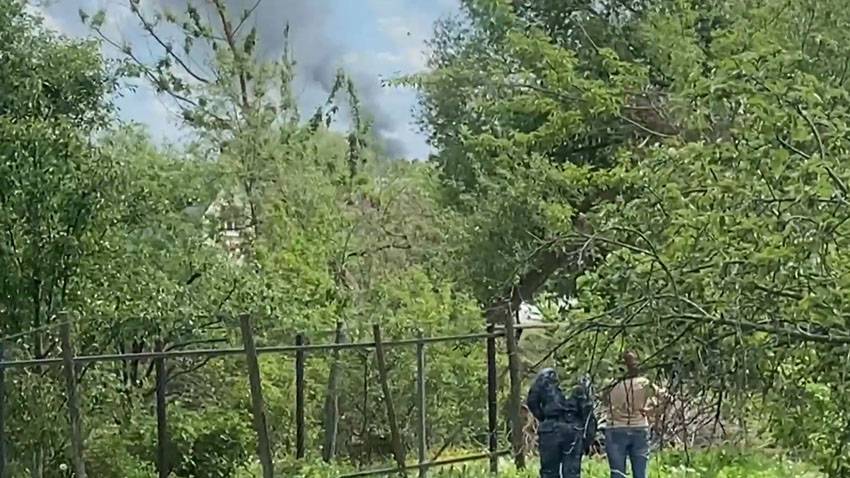 Густой столб дыма, предположительно, на месте крушения вертолета в Орловской области