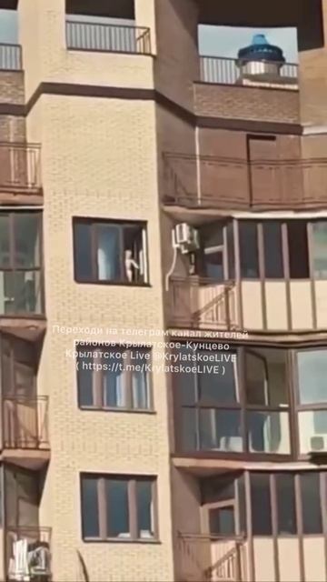 Сосед спас ребёнка, который без присмотра родителей залез на окно и чуть не выпал