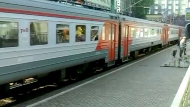 Электропоезд! ЭР2Т 7232 с сообщением Калининград Зелено?