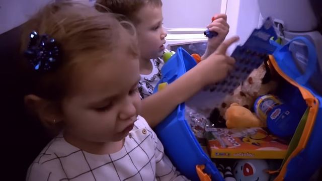 Мистер Макс Летим в Лондон Играем в игры на планшете Открываем паровозики и крокодила кусачку Кушаем