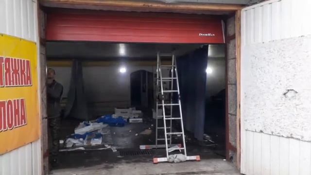 Красные промышленные секционные ворота ISD 01 DoorHan