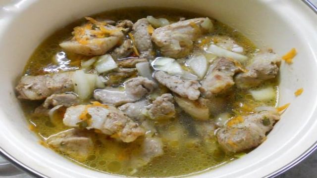 Свинина тушеная с шампиньонами