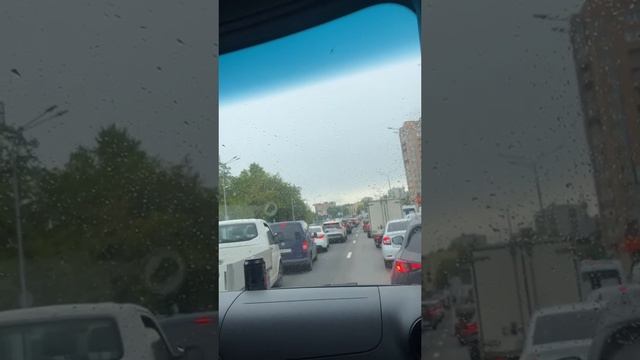 В машине ребенок! Пропускаем люди! Скорая помощь