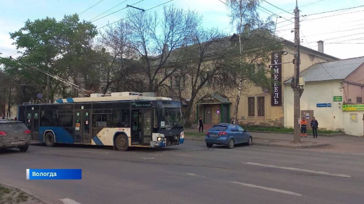 Молодая женщина пострадала в аварии с троллейбусом в Вологде