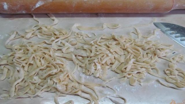 Домашняя лапша с сыром и беконом