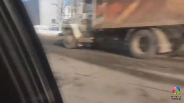 Легковая машина лоб в лоб столкнулась с фурой в Нижнем