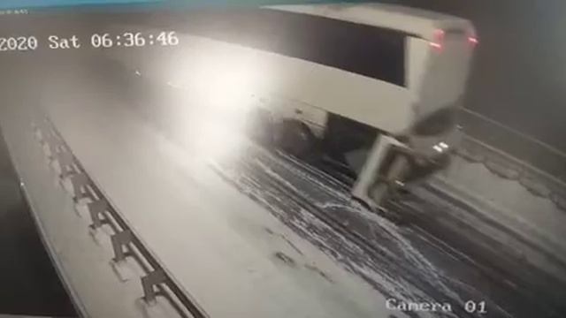 Автобус Иркутск-Усть-Кут чуть не упал с моста